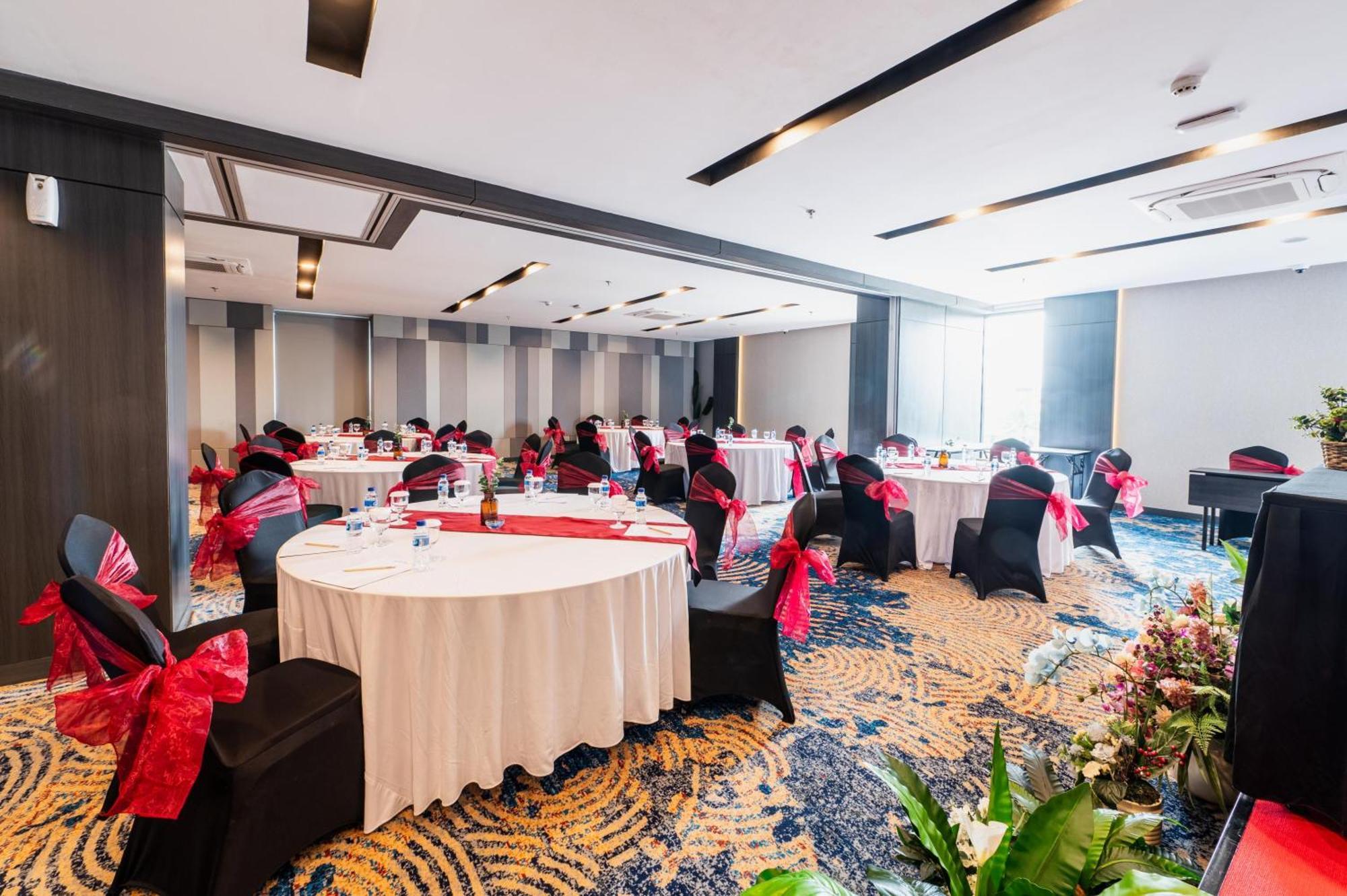 Aston Sorong Hotel & Conference Center Exterior foto